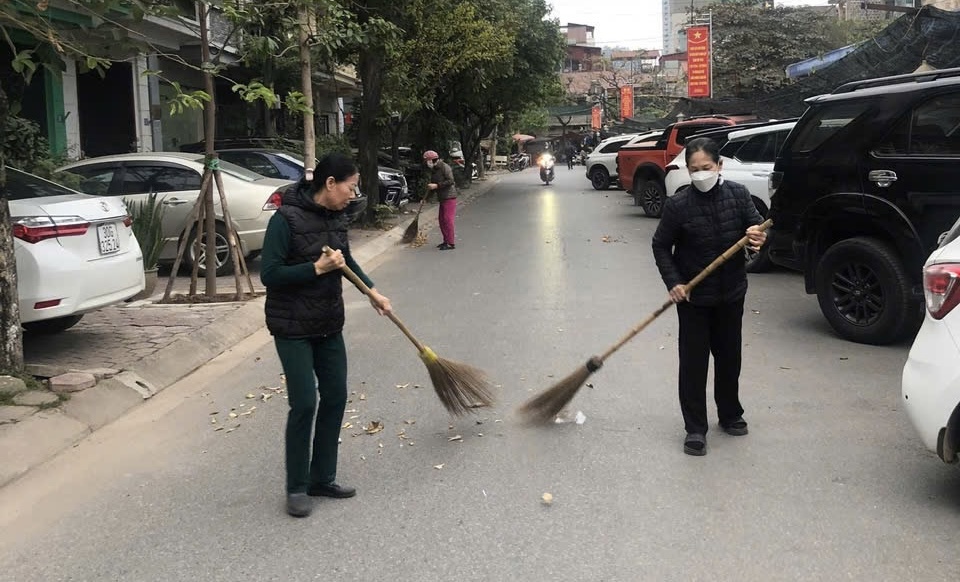 C&aacute;c tuyến đường giao th&ocirc;ng cũng được Nh&acirc;n d&acirc;n phường Mai Dịch tiến h&agrave;nh dọn dẹp sạch sẽ, sẵn s&agrave;ng đ&oacute;n ch&agrave;o năm mới.