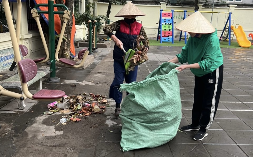 Nh&acirc;n d&acirc;n phường Dịch Vọng Hậu dọn dẹp r&aacute;c thải trong c&aacute;c khu vui chơi.