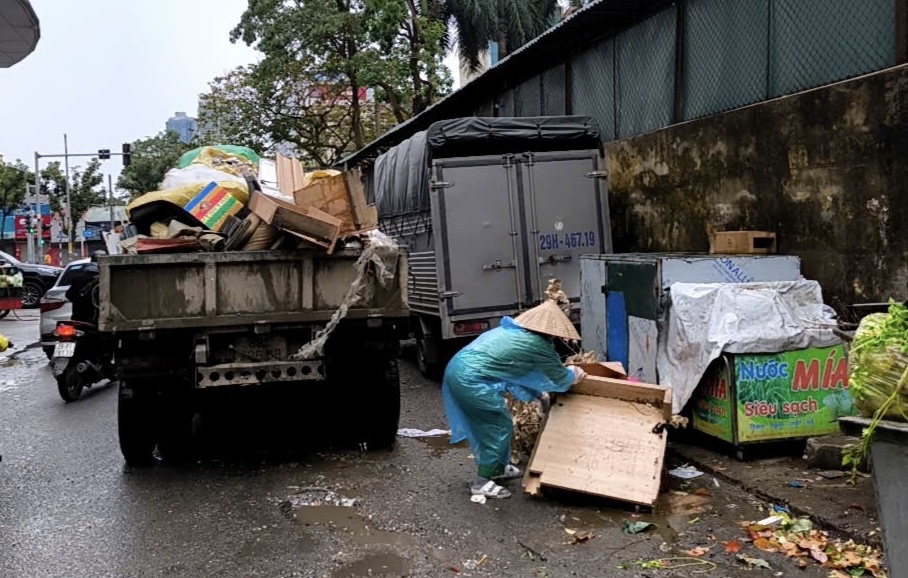 Phường Nghĩa T&acirc;n tập trung dọn dẹp r&aacute;c thải tr&ecirc;n c&aacute;c tuyến đường.