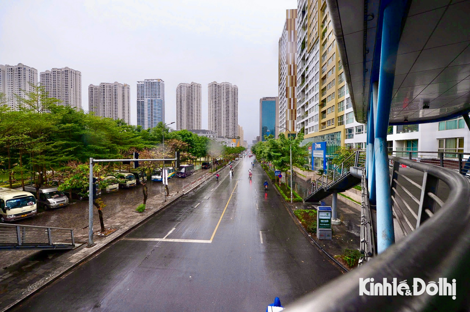 Đường Ho&agrave;ng Minh Gi&aacute;m (hướng đi Nguyễn Tu&acirc;n) v&agrave;o s&aacute;ng 27 Tết thưa thớt c&aacute;c phương tiện tham gia giao th&ocirc;ng.