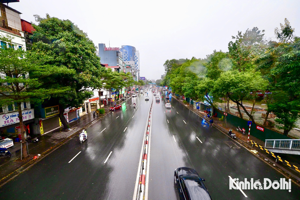 Mật độ giao th&ocirc;ng ở nhiều tuyến phố tại trung t&acirc;m H&agrave; Nội cũng giảm dần phương tiện di chuyển.