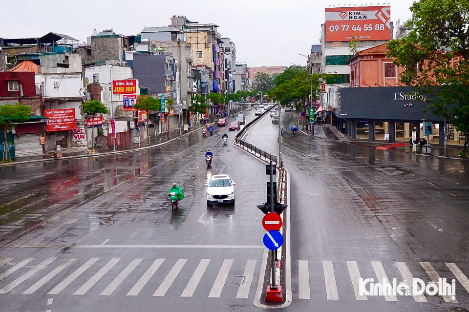 Phố Ch&ugrave;a Bộc vắng vẻ, &iacute;t phương tiện giao th&ocirc;ng di chuyển.