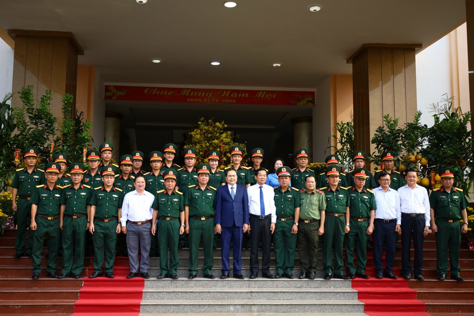 Chủ tịch Quốc hội Trần Thanh Mẫn v&agrave; c&aacute;c đại biểu, c&aacute;n bộ Bộ Chỉ huy Qu&acirc;n sự th&agrave;nh phố Cần Thơ chụp ảnh lưu niệm.