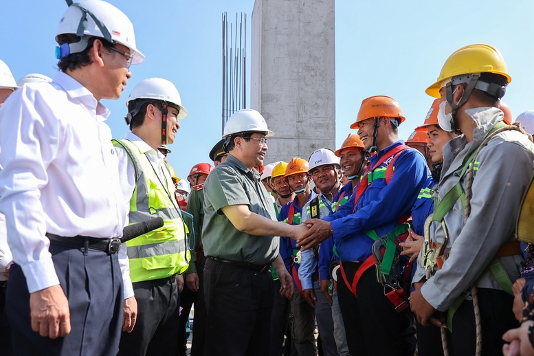 Ng&agrave;y 12/2/2024 (tức m&ugrave;ng 3 Tết Gi&aacute;p Th&igrave;n), Thủ tướng Ch&iacute;nh phủ Phạm Minh Ch&iacute;nh đ&atilde; đi kiểm tra, động vi&ecirc;n người lao động l&agrave;m việc xuy&ecirc;n Tết tại c&ocirc;ng tr&igrave;nh trọng điểm dự &aacute;n nh&agrave; Ga h&agrave;nh kh&aacute;ch T3 T&acirc;n Sơn Nhất. Ảnh: VGP/Nhật Bắc