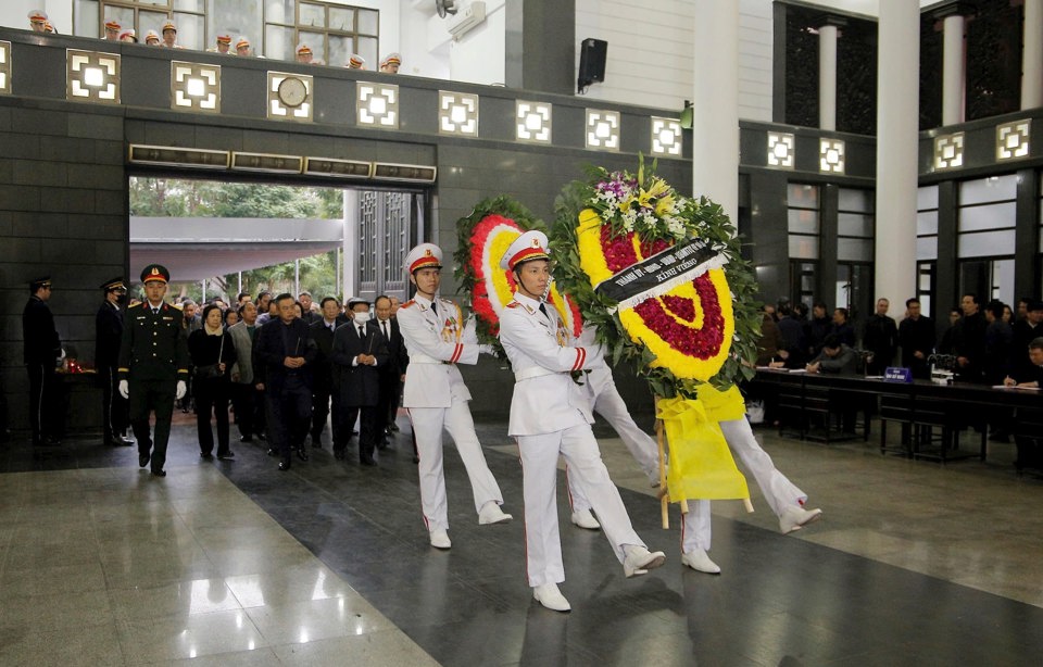 Đo&agrave;n đại biểu Th&agrave;nh ủy, HĐND, UBND, Ủy ban MTTQ Việt Nam TP H&agrave; Nội v&agrave;o viếng.&nbsp;Ảnh: Viết Th&agrave;nh.