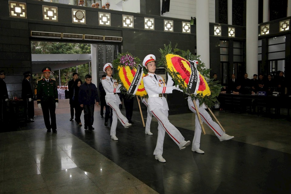 Đo&agrave;n Ban Tuy&ecirc;n gi&aacute;o Trung ương v&agrave;o viếng.&nbsp;Ảnh: Viết Th&agrave;nh