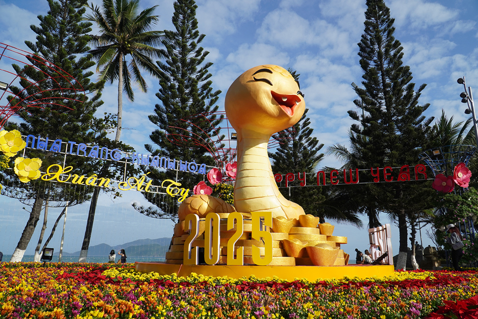 Nha Trang - Kh&aacute;nh H&ograve;a đ&atilde; chuẩn bị nhiều chương tr&igrave;nh văn nghệ v&agrave; trang tr&iacute; Tết để phục vụ người d&acirc;n v&agrave; du kh&aacute;ch đ&oacute;n Xu&acirc;n.