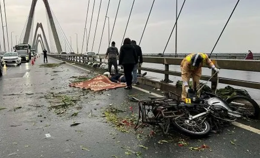 Hiện trường vụ tai nạn l&agrave;m 1 người tử vong tr&ecirc;n cầu Nhật T&acirc;n, H&agrave; Nội s&aacute;ng 26/1.