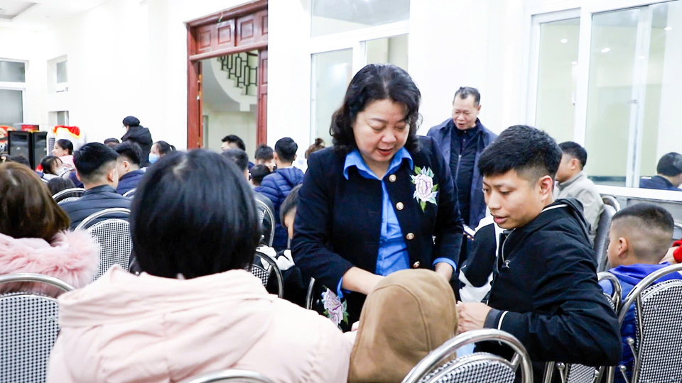 L&atilde;nh đạo Li&ecirc;n đo&agrave;n lao động TP H&agrave; Nội, l&atilde;nh đạo huyện Thường T&iacute;n v&agrave; c&ugrave;ng Li&ecirc;n đo&agrave;n lao động huyện tặng qu&agrave; v&agrave; l&igrave; x&igrave; ch&uacute;c mừng năm mới tới c&ocirc;ng nh&acirc;n &nbsp;v&agrave; con c&ocirc;ng nh&acirc;n