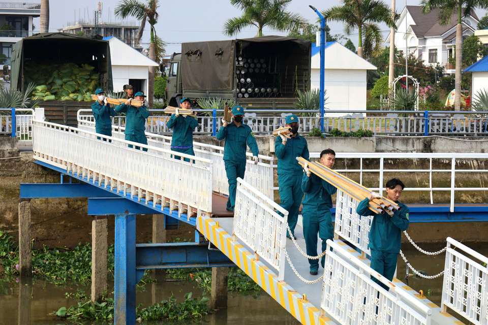 Tại khu vực đầu nh&agrave; h&agrave;ng Hoa Sứ (phường C&aacute;i Khế, quận Ninh Kiều, TP Cần Thơ), c&aacute;c ống ph&aacute;o đang được lực lượng chức năng vận chuyển v&agrave;o b&ecirc;n trong.&nbsp;Ảnh TP