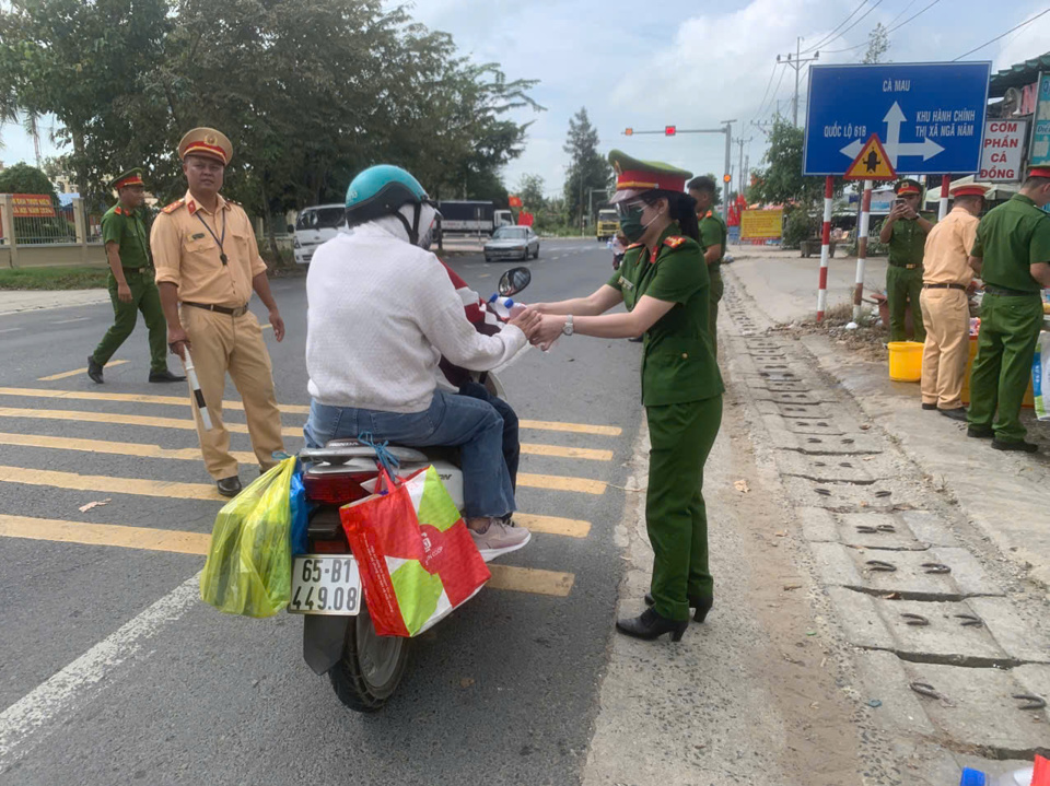 Lực lượng cảnh s&aacute;t giao th&ocirc;ng c&aacute;c địa phương cũng dặn b&agrave; con giữ g&igrave;n sức khỏe, điều khiển xe đ&uacute;ng theo quy định để đảm bảo an to&agrave;n cho m&igrave;nh v&agrave; cho mọi người.