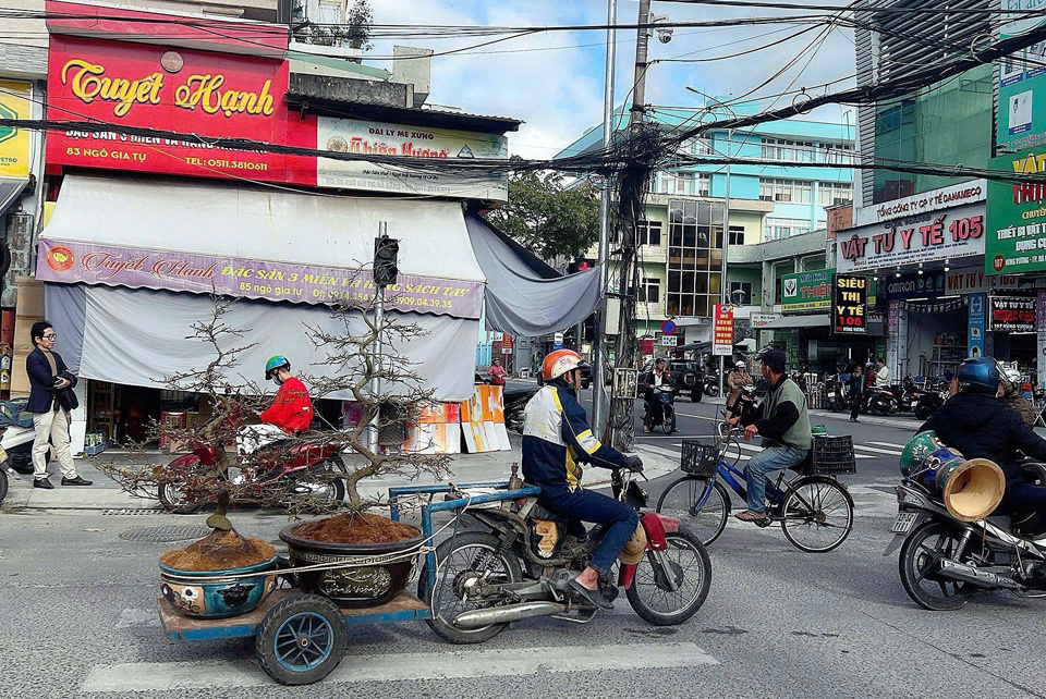 Lượng xe lưu th&ocirc;ng tại ng&atilde; tư H&ugrave;ng Vương - Ng&ocirc; Gia Tự.