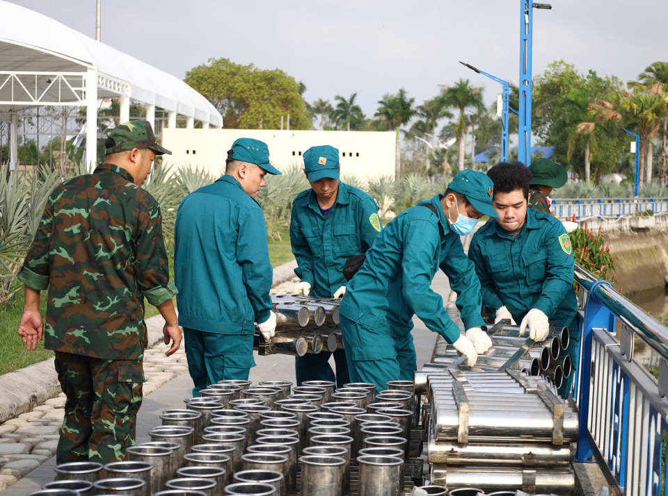 Lực lượng D&acirc;n qu&acirc;n tự vệ chuẩn bị di chuyển n&ograve;ng ph&aacute;o xuống s&agrave; lan.&nbsp;Ảnh TP