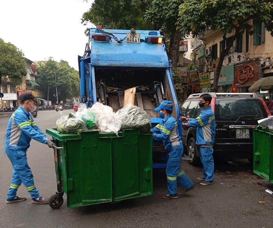 Theo C&ocirc;ng ty TNHH MTV M&ocirc;i trường Đ&ocirc; thị H&agrave; Nội (Urenco) - Chi nh&aacute;nh Ho&agrave;n Kiếm, khối lượng r&aacute;c ph&aacute;t sinh tr&ecirc;n địa b&agrave;n dịp Tết Nguy&ecirc;n đ&aacute;n gấp đ&ocirc;i so với ng&agrave;y thường. &nbsp;