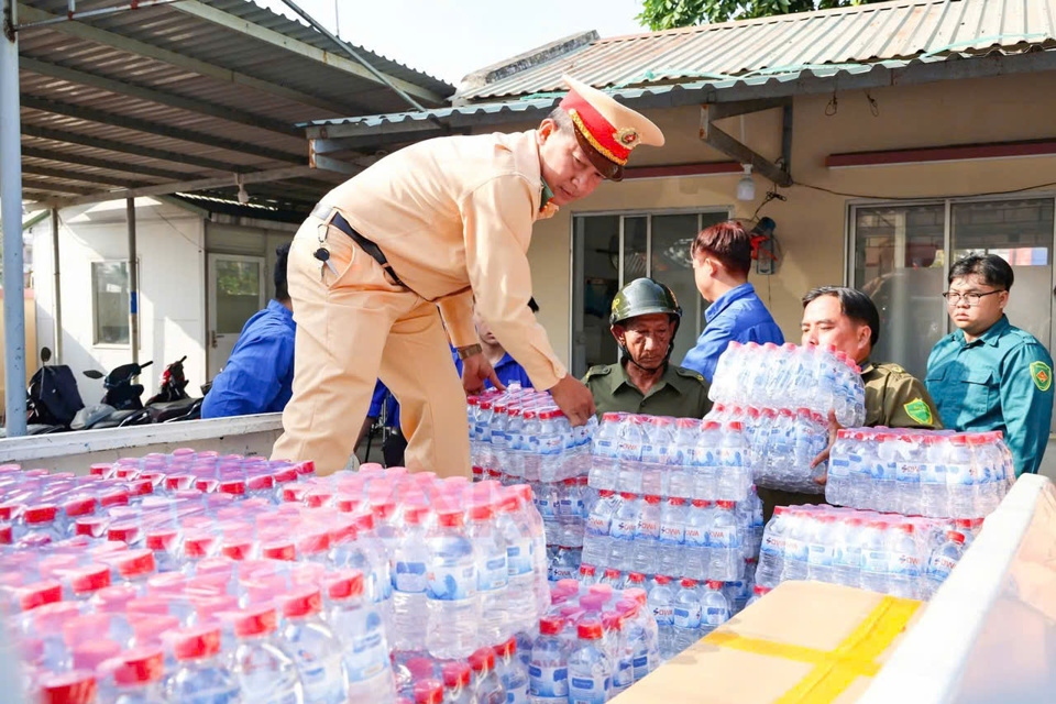 C&ocirc;ng an TP Cần Thơ c&ograve;n tổ chức ph&aacute;t miễn ph&iacute; 3.700 chai nước suối, 3.000 khăn lạnh v&agrave; 500 ổ b&aacute;nh m&igrave; hỗ trợ người d&acirc;n tr&ecirc;n tr&ecirc;n đường qu&ecirc; ăn Tết. Ảnh C&ocirc;ng an Cần Thơ