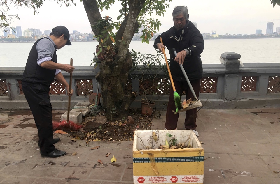 Nh&acirc;n d&acirc;n quận T&acirc;y Hồ t&iacute;ch cực tham gia dọn dẹp vệ sinh m&ocirc;i trường trong v&agrave; ngo&agrave;i khu vực Phủ T&acirc;y Hồ.