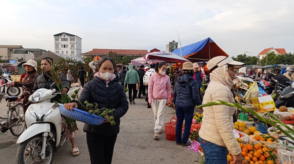 Người d&acirc;n trồng được v&agrave;i mớ rau, buồng cau cũng g&oacute;p v&agrave;o phi&ecirc;n chợ qu&ecirc;.