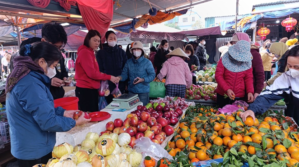 Gian h&agrave;ng tr&aacute;i c&acirc;y tươi r&oacute;i, thu h&uacute;t đ&ocirc;ng đảo người mua.