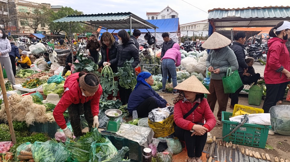 Đặc sản kh&ocirc;ng thể thiếu ở chợ, đ&oacute; l&agrave; tiếng trao đổi của người b&aacute;n, kẻ mua, xen lẫn tiếng ch&agrave;o hỏi, cười n&oacute;i r&ocirc;m rả.