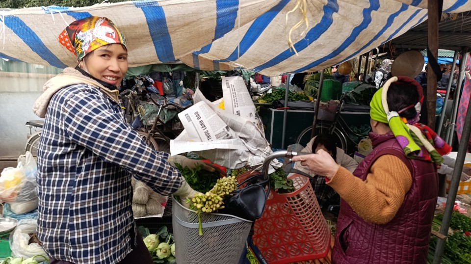 Mặc d&ugrave; vất vả, lo toan, nhưng ai ai cũng vui vẻ, vui tươi.