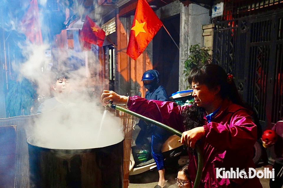 B&aacute;nh chưng phải nấu li&ecirc;n tục trong 12 tiếng mới ch&iacute;n v&agrave; trong suốt thời gian đ&oacute; cần c&oacute; người li&ecirc;n tục cấp nước, củi để b&aacute;nh ch&iacute;n đều. Ch&iacute;nh v&igrave; vậy, mỗi gia đ&igrave;nh phải cử người thay nhau canh nồi b&aacute;nh chưng.