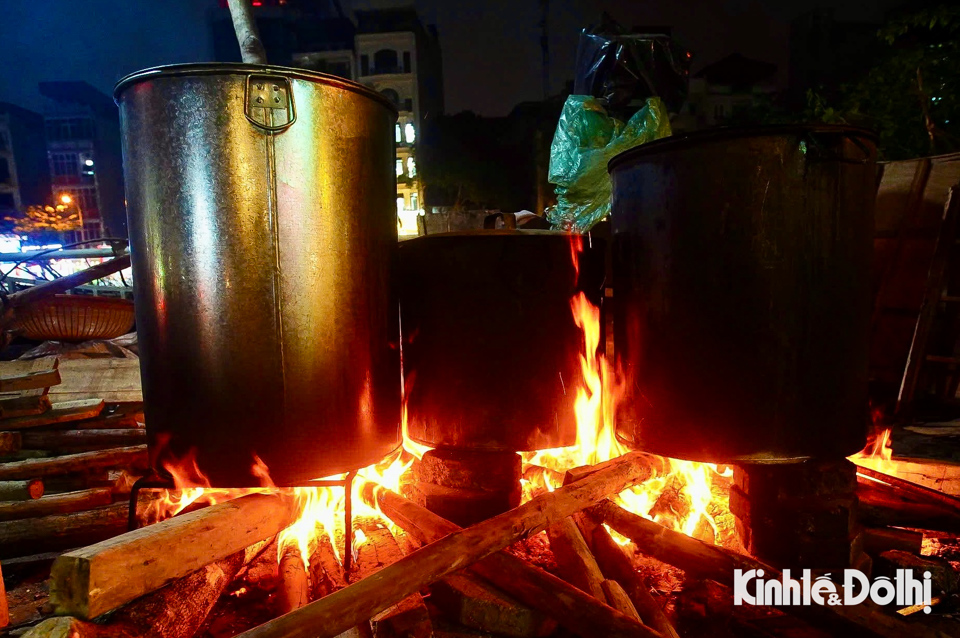 Nồi b&aacute;nh chưng nghi ng&uacute;t kh&oacute;i tr&ecirc;n vỉa h&egrave;, trong những con ng&otilde; nhỏ ở H&agrave; Nội, h&igrave;nh ảnh chỉ c&oacute; thể thấy những ng&agrave;y cận Tết Nguy&ecirc;n đ&aacute;n.