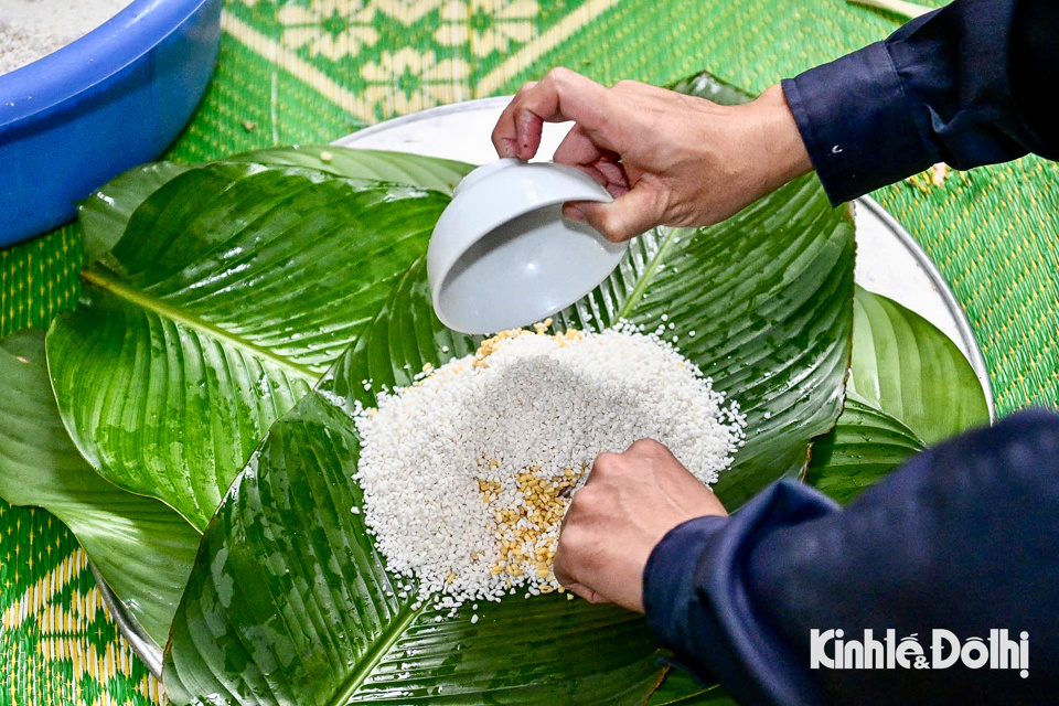 Từng kh&acirc;u nguy&ecirc;n liệu đến g&oacute;i b&aacute;nh được c&aacute;c chiến sĩ thao t&aacute;c thuần thục.