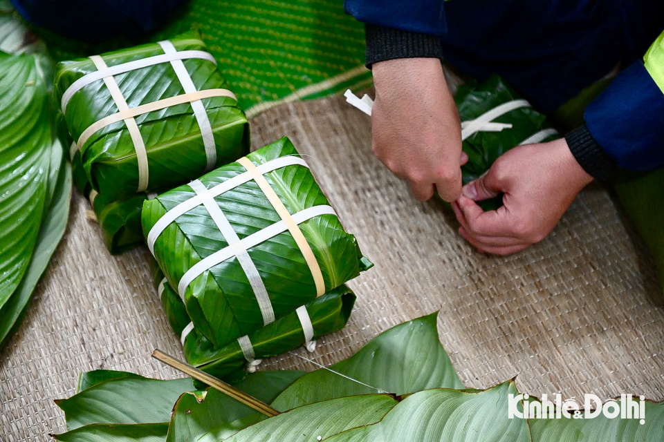 Những chiếc b&aacute;nh chưng được những chiến sĩ g&oacute;i vu&ocirc;ng vắn sau nhiều năm đ&oacute;n Tết xa nh&agrave;.