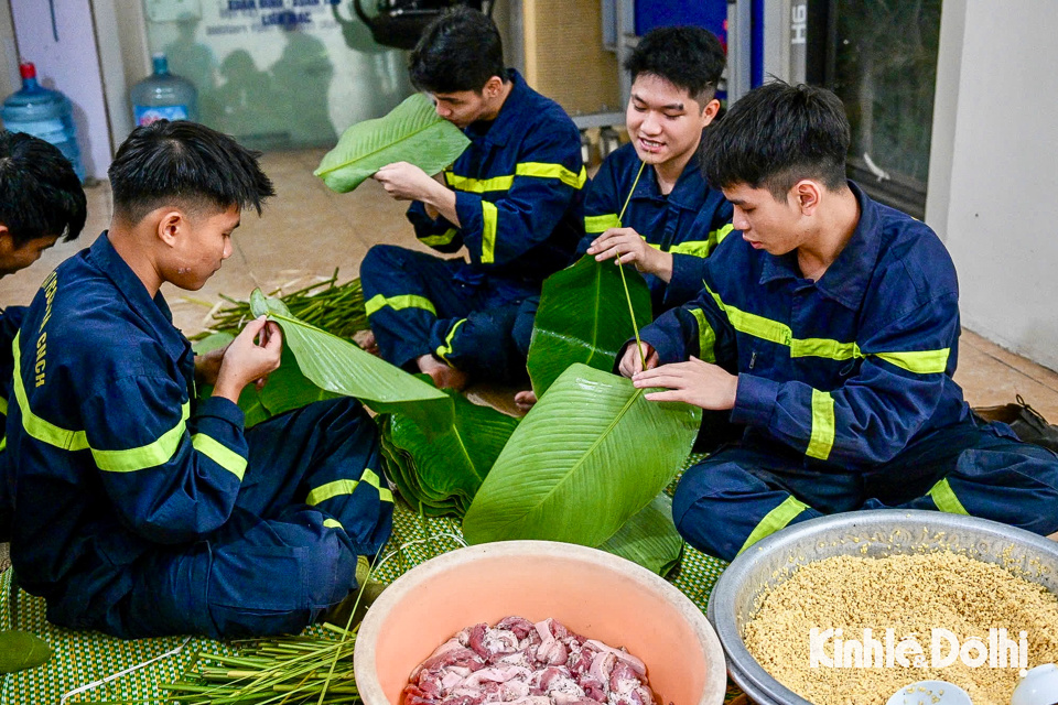 Từ những người chưa g&oacute;i b&aacute;nh chưng nhiều chiến sĩ v&agrave;o c&ocirc;ng t&aacute;c tại đ&acirc;y biết g&oacute;i b&aacute;nh chưng thuần thục khi họ phải trực chiến tại đơn vị v&agrave;o dịp Tết.