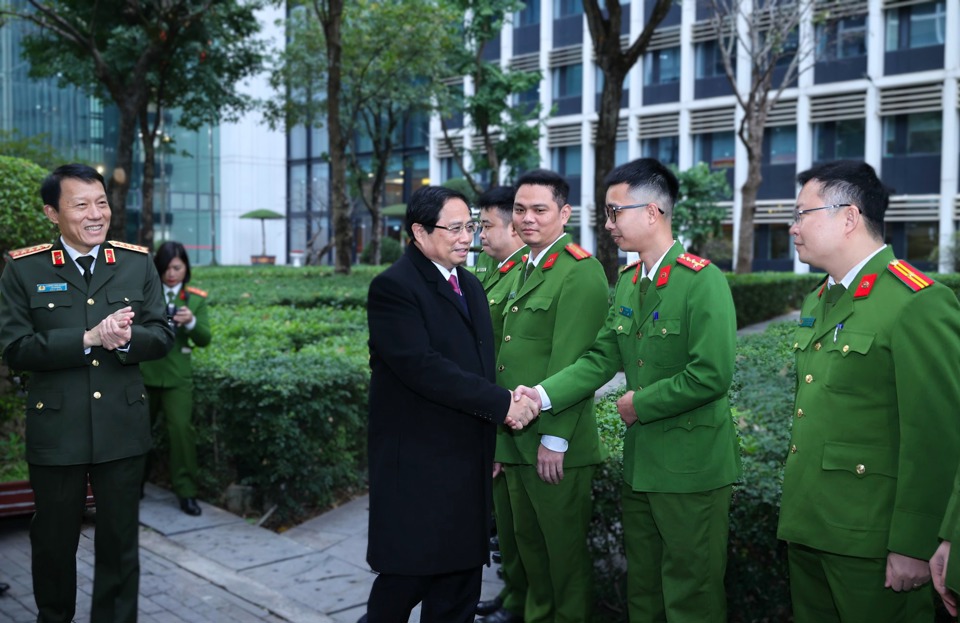 Thủ tướng Phạm Minh Ch&iacute;nh thăm, kiểm tra c&ocirc;ng t&aacute;c ứng trực v&agrave; ch&uacute;c Tết c&aacute;n bộ, chiến sĩ Cục Cảnh s&aacute;t quản l&yacute; h&agrave;nh ch&iacute;nh về trật tự x&atilde; hội - Ảnh: VGP/Nhật Bắc &nbsp;