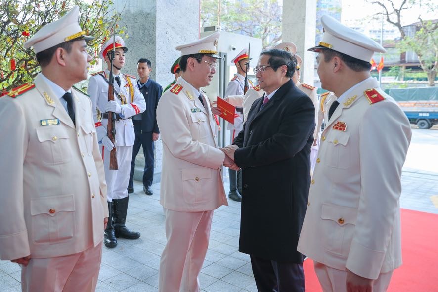 Thủ tướng Phạm Minh Ch&iacute;nh thăm, ch&uacute;c Tết c&aacute;n bộ, chiến sĩ Cục An ninh điều tra - Ảnh: VGP/Nhật Bắc &nbsp;