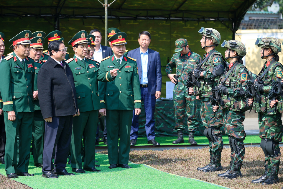 Thủ tướng thăm, ch&uacute;c Tết v&agrave; kiểm tra c&ocirc;ng t&aacute;c sẵn s&agrave;ng chiến đấu của c&aacute;n bộ, chiến sỹ Lữ đo&agrave;n Trinh s&aacute;t đặc nhiệm K3 - Ảnh: VGP/Nhật Bắc &nbsp;