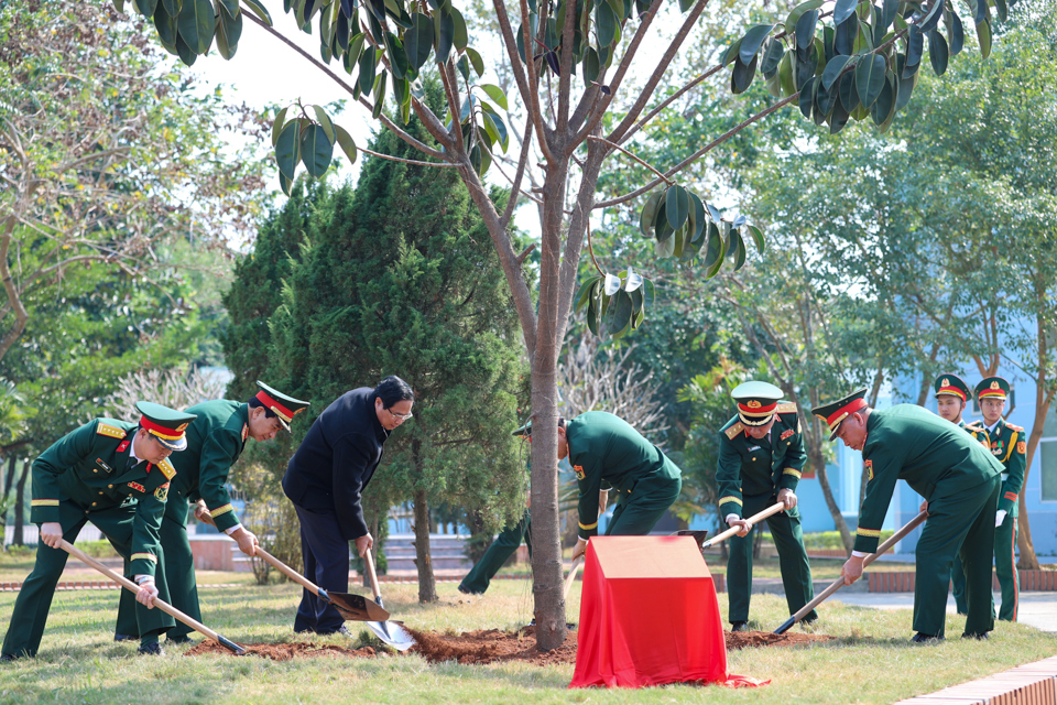 Thủ tướng trồng c&acirc;y lưu niệm tại Lữ đo&agrave;n K3 - Ảnh: VGP/Nhật Bắc &nbsp;