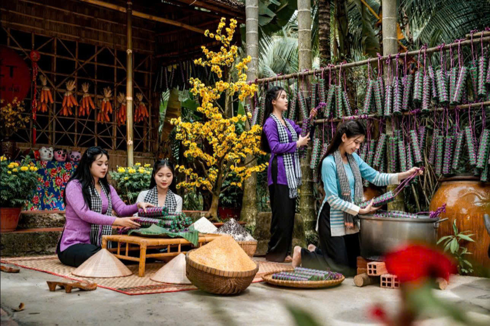 Căn nh&agrave; m&agrave;u t&iacute;m đang l&agrave; điểm đến thu h&uacute;t nhiều kh&aacute;ch trong những ng&agrave;y cận Tết. Nơi đ&acirc;y c&oacute; kh&ocirc;ng gian đầy ho&agrave;i niệm về Nam Bộ xưa.