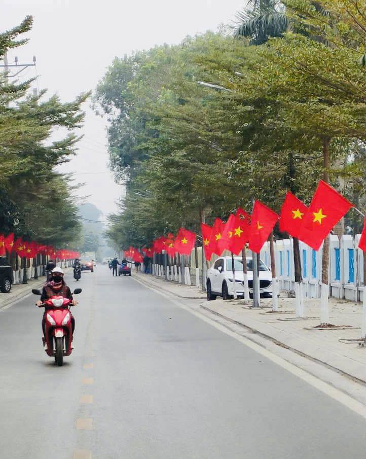 C&aacute;c tuyến đường gần s&acirc;n vận động huyện, nơi diễn ra m&agrave;n bắn ph&aacute;o hoa v&agrave;o đ&ecirc;m Giao thừa được trang tr&iacute; cờ đỏ sao v&agrave;ng, l&agrave;m điểm check-in được nhiều người d&acirc;n y&ecirc;u th&iacute;ch.