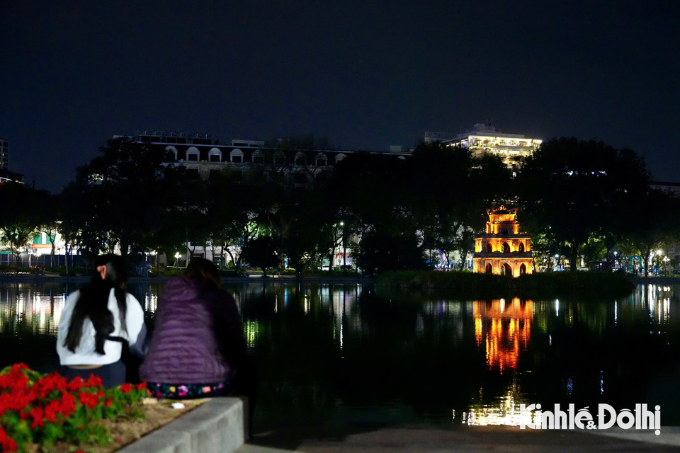 Hồ Gươm lung linh trong đ&ecirc;m Giao thừa.&nbsp;Ảnh: Duy Minh