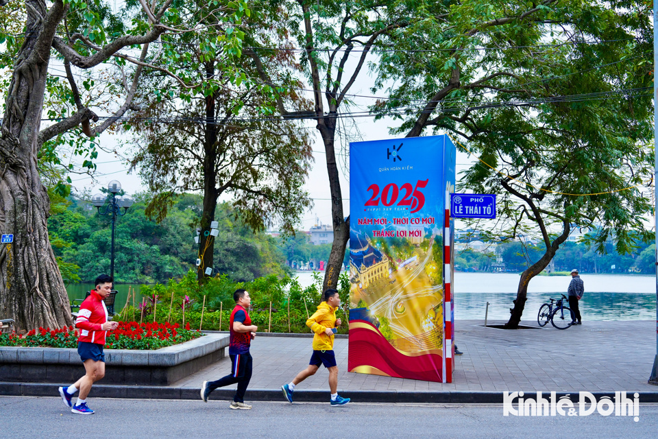 Giao th&ocirc;ng thuận tiện di chuyển, người d&acirc;n thanh thơi dạo phố, tập thể dục.