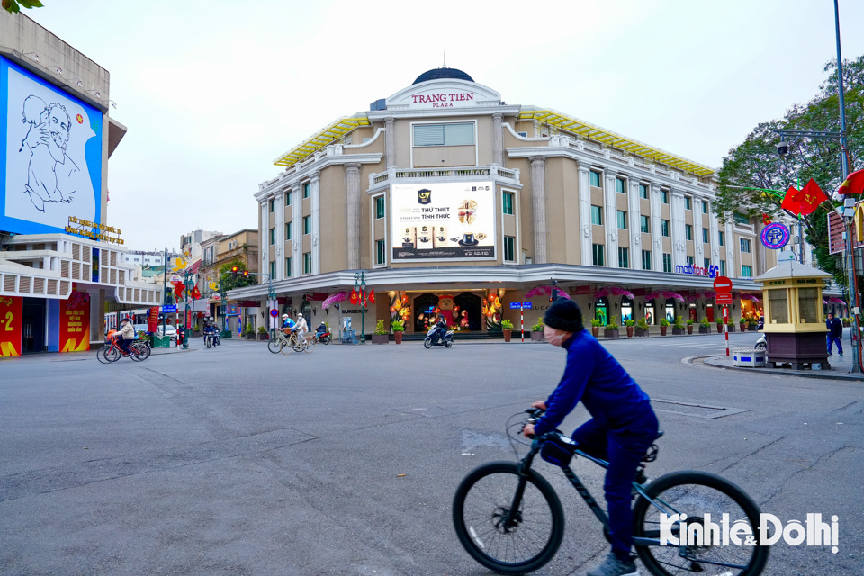 Những con phố vốn ng&agrave;y thường vẫn ồn &agrave;o n&aacute;o nhiệt từ s&aacute;ng sớm cho tới đ&ecirc;m khuya, ng&agrave;y cuối c&ugrave;ng năm Gi&aacute;p Th&igrave;n Thủ đ&ocirc; bỗng trở n&ecirc;n thanh b&igrave;nh, vắng lặng.