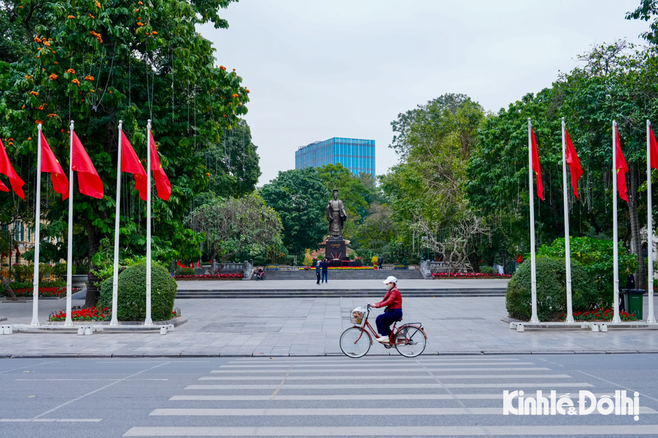 Theo ghi nhận của ph&oacute;ng vi&ecirc;n B&aacute;o Kinh tế &amp; Đ&ocirc; thị trong s&aacute;ng 28/1 (tức 29 th&aacute;ng Chạp &acirc;m lịch)&nbsp;c&aacute;c con đường đ&ocirc;ng đ&uacute;c h&agrave;ng ng&agrave;y giờ đ&acirc;y trở n&ecirc;n vắng vẻ, thưa thớt.