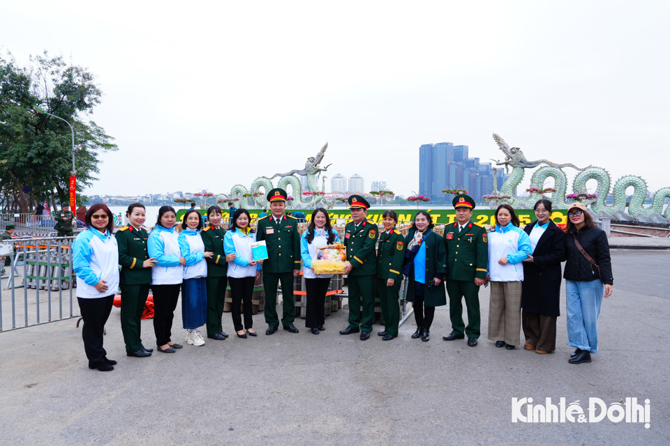 C&ugrave;ng ng&agrave;y, Hội li&ecirc;n hiệp Phụ nữ quận T&acirc;y Hồ cũng đ&atilde; tới thăm, động vi&ecirc;n c&aacute;c lực lượng c&aacute;n bộ, chiến sĩ qu&acirc;n đội t&uacute;c trực tại điểm bắn ph&aacute;o hoa tại Hồ T&acirc;y.