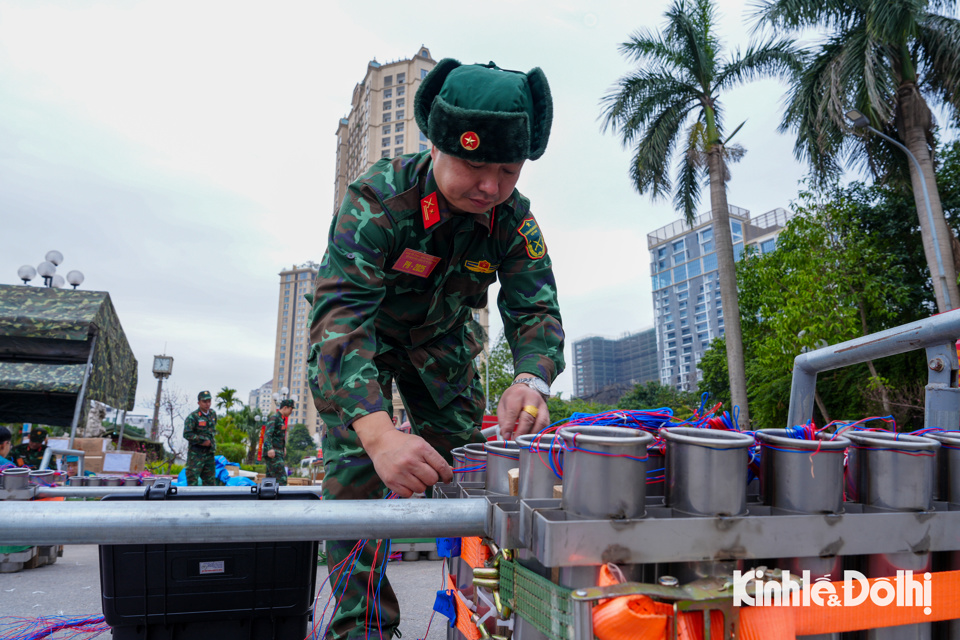 C&aacute;c chiến sĩ bộ đội tiến h&agrave;nh lắp đặt ống ph&oacute;ng ph&aacute;o hoa tại một điểm bắn tại vườn hoa Lạc Long Qu&acirc;n b&ecirc;n bờ hồ T&acirc;y.