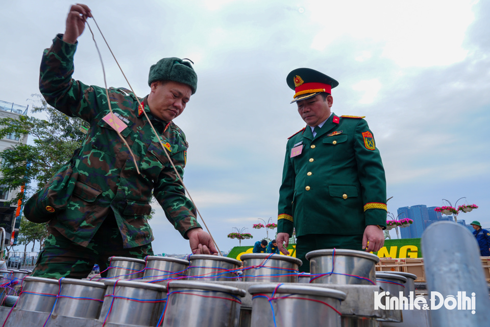 &nbsp;Thượng t&aacute; Nguyễn Đ&igrave;nh Thắng -&nbsp;Chỉ huy trưởng Ban chỉ huy Qu&acirc;n sự quận T&acirc;y Hồ cho biết: " Năm nay, trận địa ph&aacute;o tại Hồ T&acirc;y c&oacute; 600 quả ph&aacute;o tầm cao, 90 quả ph&aacute;o tầm thấp v&agrave; thời lượng bắn ph&aacute;o hoa l&agrave; 15 ph&uacute;t, thời gian bắt đầu từ 0 giờ ng&agrave;y 29/1 v&agrave; kết th&uacute;c v&agrave;o l&uacute;c 0 giờ 15 ph&uacute;t".