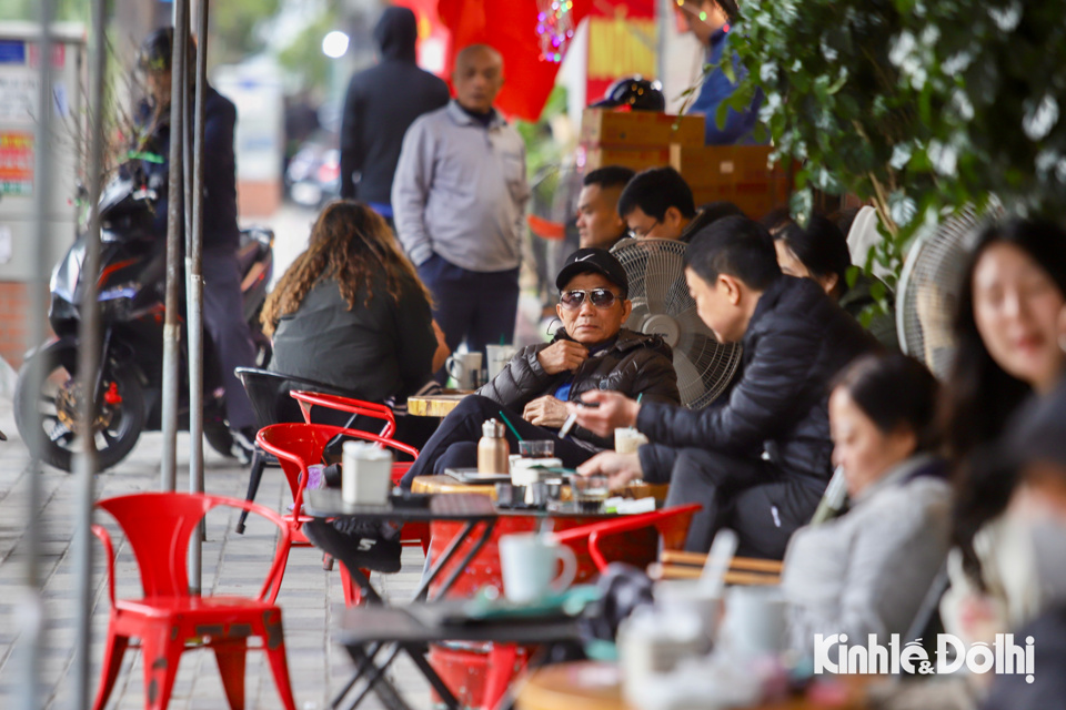 Người d&acirc;n H&agrave; Nội thanh thơi uống c&agrave; ph&ecirc; buổi s&aacute;ng, kể chuyện cho nhau v&agrave;&nbsp;tận hưởng cảm gi&aacute;c thoải m&aacute;i ng&agrave;y cuối năm.