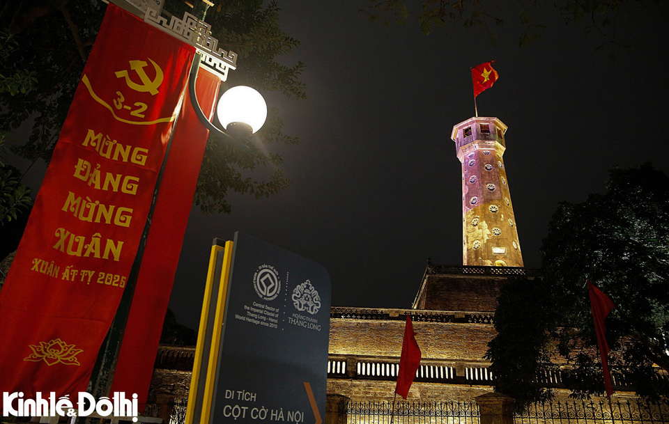 Cột cờ H&agrave; Nội nằm trong hệ thống kiến tr&uacute;c Ho&agrave;ng th&agrave;nh Thăng Long đ&atilde; được UNESCO c&ocirc;ng nhận l&agrave; di sản văn h&oacute;a thế giới - l&agrave; điểm tham quan kh&ocirc;ng thể bỏ qua khi đến H&agrave; Nội, nhất l&agrave; trong dịp Tết Nguy&ecirc;n đ&aacute;n.