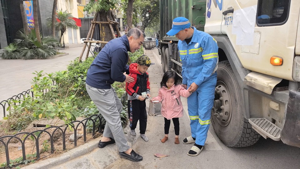 &Ocirc;ng Nguyễn Ho&agrave;ng Anh thăm hỏi, l&igrave; x&igrave; 2 ch&aacute;u nhỏ.