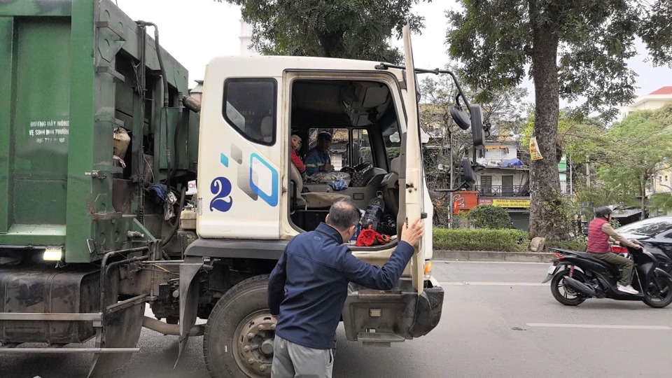 Ông Nguyễn Hoàng Anh - Giám đốc Chi nhánh Đống Đa, Công ty TNHH MTV Môi trường Đô thị Hà Nội kiểm tra xe chở rác BKS 29C - 371.01.