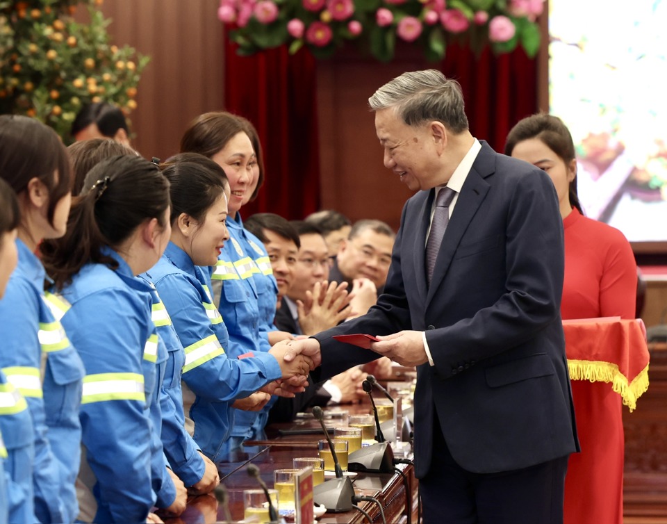 Tổng B&iacute; thư T&ocirc; L&acirc;m thăm hỏi, ch&uacute;c Tết c&ocirc;ng nh&acirc;n m&ocirc;i trường l&agrave;m nhiệm vụ những ng&agrave;y Tết.