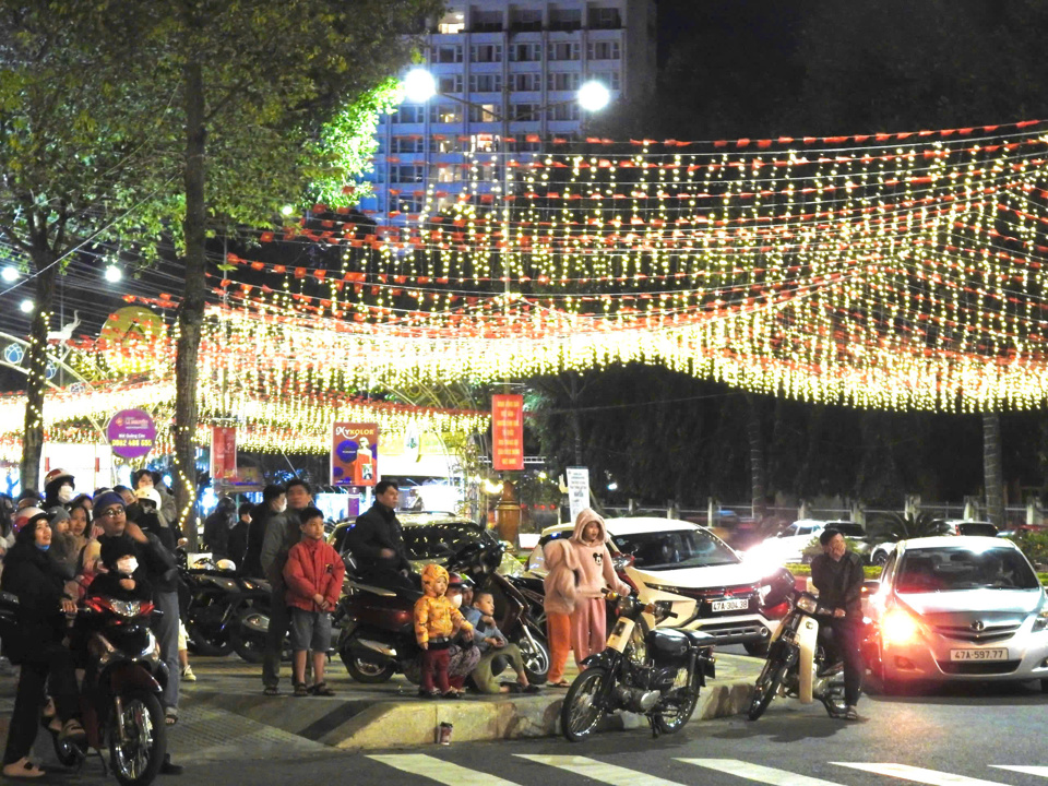 Đ&acirc;y l&agrave; điểm đến l&yacute; tưởng cho h&agrave;ng ng&agrave;n người d&acirc;n v&agrave; du kh&aacute;ch. Từ sớm, nhiều người đ&atilde; tập trung tại c&aacute;c tuyến đường tại Quảng trường 10-3 v&agrave; c&aacute;c tuyến đường l&acirc;n cận.