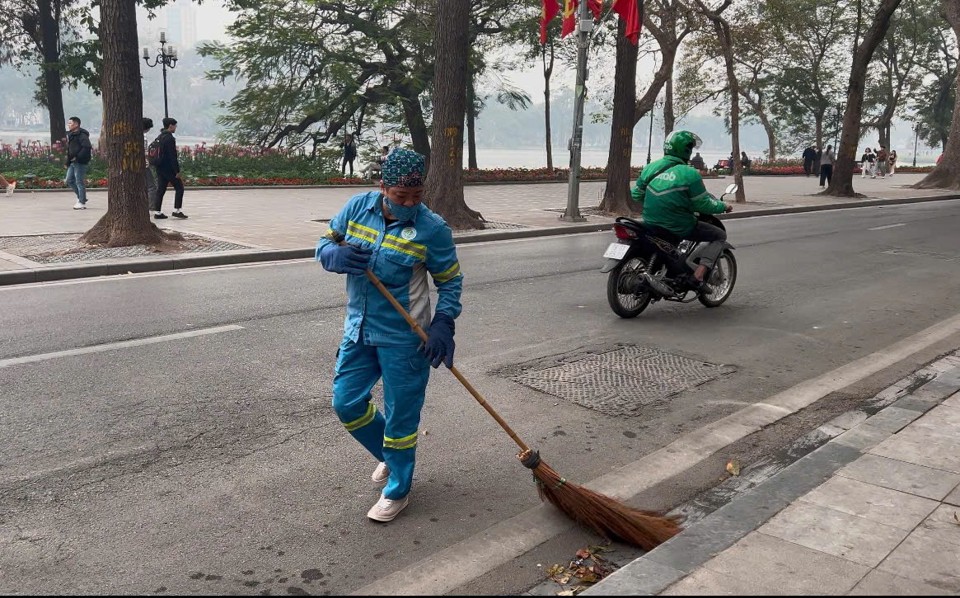 Tại quận Ho&agrave;n Kiếm, lượng r&aacute;c tăng khoảng 300 tấn so với ng&agrave;y thường.&nbsp;C&aacute;c c&ocirc;ng nh&acirc;n l&agrave;m việc qua Giao thừa để thu gom, vận chuyển hết lượng r&aacute;c thải ph&aacute;t sinh, bảo đảm m&ocirc;i trường sạch sẽ trong s&aacute;ng M&ugrave;ng 1 Tết cho nh&acirc;n d&acirc;n vui Xu&acirc;n, đ&oacute;n Tết.