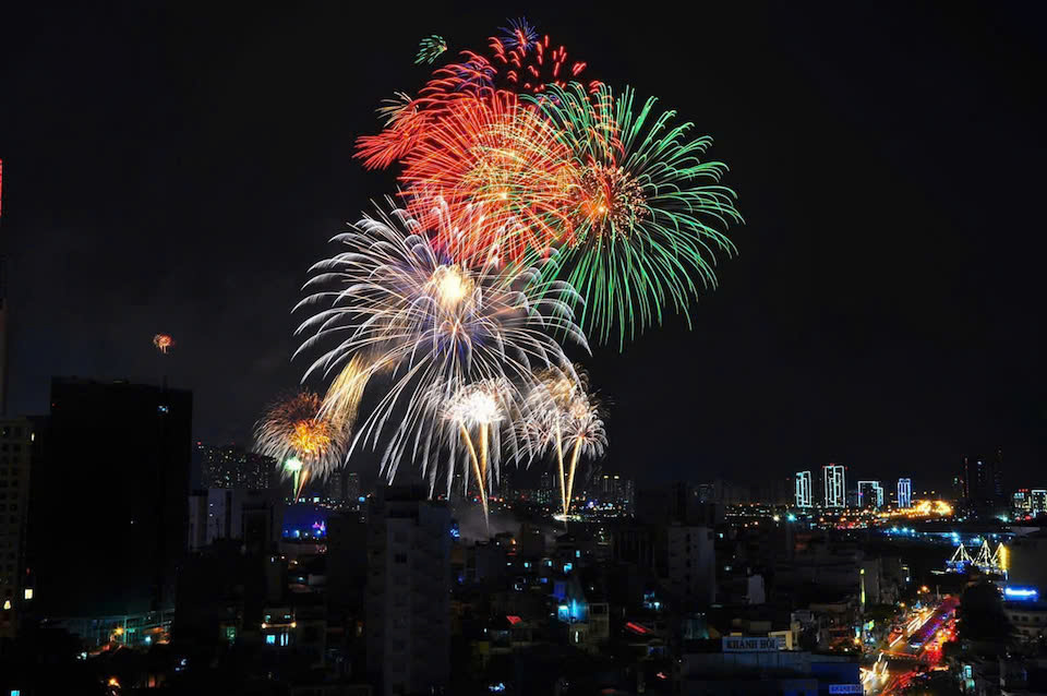 Ph&aacute;o hoa được bắn l&ecirc;n từ n&oacute;c hầm s&ocirc;ng S&agrave;i G&ograve;n, TP Thủ Đức, TP Hồ Ch&iacute; Minh. Ảnh: Tiểu Th&uacute;y